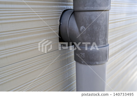 Exterior wall renovation of a detached house: New siding and drainage ducts 140733495