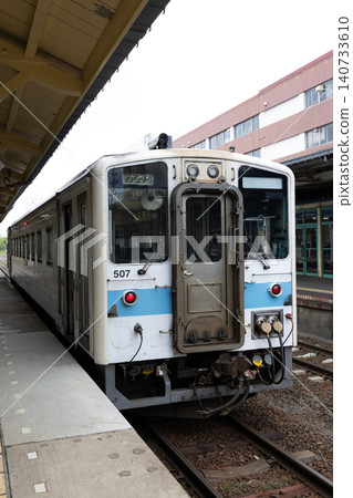 花崎線列車停靠在北海道的釧路站。 花崎線列車停靠在北海道的釧路站。 140733610