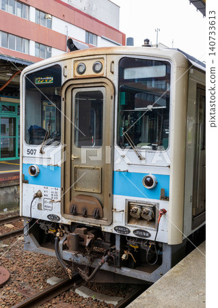 花崎線列車停靠在北海道的釧路站。 花崎線列車停靠在北海道的釧路站。 140733613