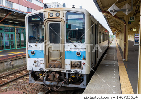 花崎線列車停靠在北海道的釧路站。 花崎線列車停靠在北海道的釧路站。 140733614