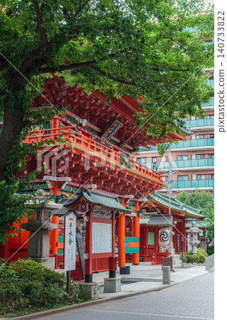 神田明神神社的瑞神門，周圍綠樹環繞，遠處是東京市中心的城市景觀。 140733822