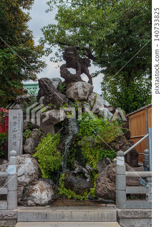 神田明神神社的景色，包括獅子山和瀑布。 140733825
