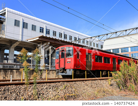 The red train approached the platform to take up passengers at Kumamoto Station. The red train approached the platform to take up passengers at Kumamoto Station. 140737424