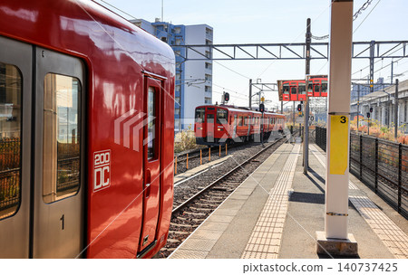 The red train approached the platform to take up passengers at Kumamoto Station. The red train approached the platform to take up passengers at Kumamoto Station. 140737425