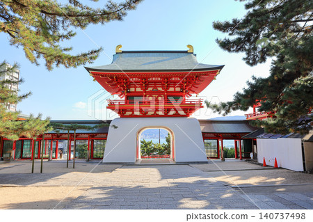Suiten-mon, main gate of the Akama Shinto shrine in Shimonoseki. 140737498
