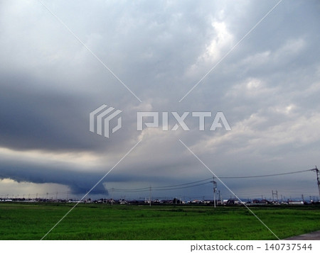 陰雲密佈的景色 ③ 暴雨吞噬伊勢崎(2021年7月10日)西北天空出現大片雲層,降雨量達每小時60毫米 陰雲密佈的景色 ③ 暴雨吞噬伊勢崎(2021年7月10日)西北天空出現大片雲層,降雨量達每小時60毫米 140737544