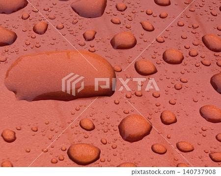 特寫鏡頭展現了水滴在紅色表面上的閃光 / 抽象背景素材,表達了雨水和潔淨 特寫鏡頭展現了水滴在紅色表面上的閃光 / 抽象背景素材,表達了雨水和潔淨 140737908