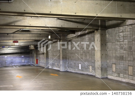 Double walls (concrete block construction) for underground parking lots. Double walls (concrete block construction) for underground parking lots. 140738156