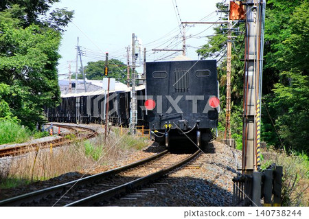 一列秩父鐵道貨運列車，滿載著石灰石… 140738244