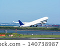 一架空中巴士A340飛機開始起飛，前往海外目的地。 140738987