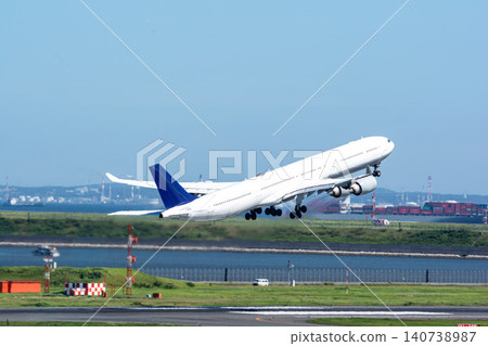 一架空中巴士A340飛機開始起飛，前往海外目的地。 140738987