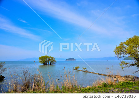 竹部島,漂浮在琵琶湖上,周圍環繞著滋賀縣的蔥鬱綠意。 竹部島,漂浮在琵琶湖上,周圍環繞著滋賀縣的蔥鬱綠意。 140739030