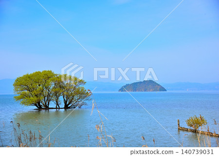竹部島,漂浮在琵琶湖上,周圍環繞著滋賀縣的蔥鬱綠意。 竹部島,漂浮在琵琶湖上,周圍環繞著滋賀縣的蔥鬱綠意。 140739031