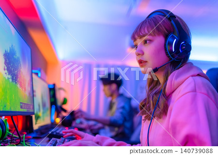 戴著耳機的女玩家 戴著耳機的女玩家 140739088