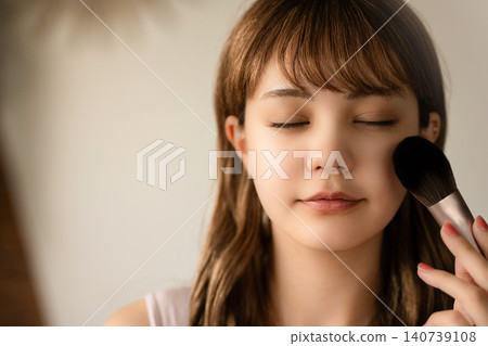 Women wear makeup Women wear makeup 140739108