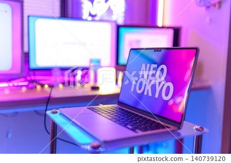 在霓虹燈閃爍的辦公桌前打開筆記型電腦。 在霓虹燈閃爍的辦公桌前打開筆記型電腦。 140739120