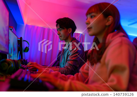 Male and female gamers who enjoy PC games Male and female gamers who enjoy PC games 140739126