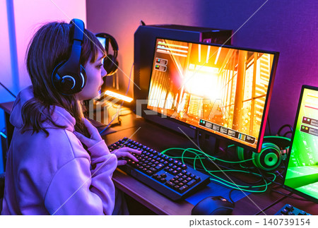 女玩家專心玩遊戲 140739154