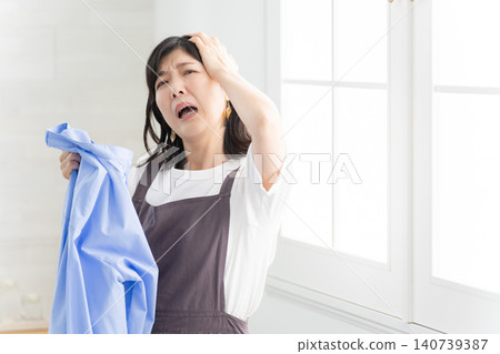 A woman is depressed after a laundry failure. A woman is depressed after a laundry failure. 140739387