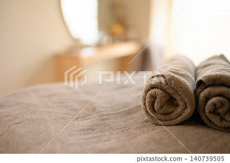 A towel placed on the edge of the massage bed A towel placed on the edge of the massage bed 140739505