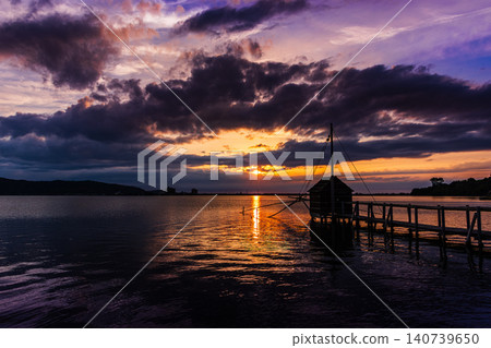 夕陽西下,多哥湖籠罩在一片絢麗的色彩中,呈現出寧靜的傍晚景色。 夕陽西下,多哥湖籠罩在一片絢麗的色彩中,呈現出寧靜的傍晚景色。 140739650