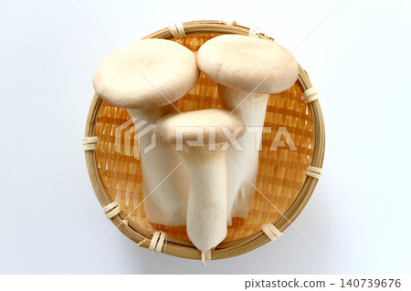 在白色背景上的國王喇叭 在白色背景上的國王喇叭 140739676