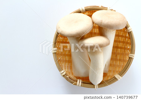 在白色背景上的國王喇叭 在白色背景上的國王喇叭 140739677