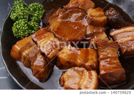 嫩滑的紅燒五花肉 嫩滑的紅燒五花肉 140739829