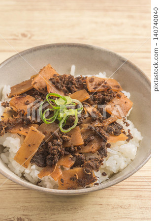 Bamboo shoot and beef shigure rice 140740040