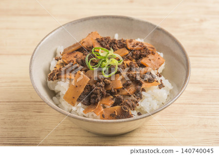 Bamboo shoot and beef shigure rice 140740045