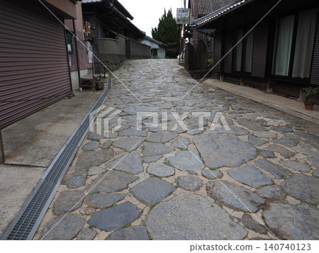 A post town on the border enveloped in silence. The cobblestone path of Kuragari Pass winds gently through the old houses. A post town on the border enveloped in silence. The cobblestone path of Kuragari Pass winds gently through the old houses. 140740123
