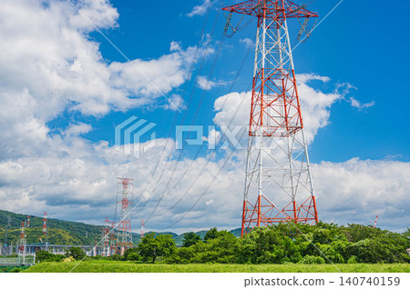 大阪府枚方市淀川堤上矗立著一座輸電塔。 大阪府枚方市淀川堤上矗立著一座輸電塔。 140740159
