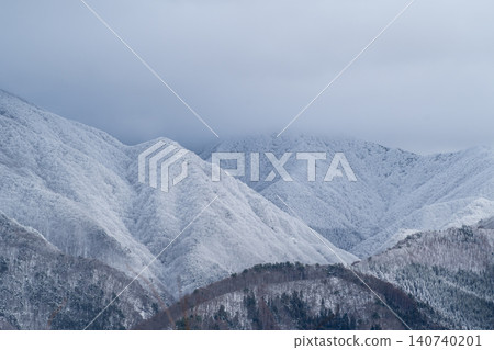 白雪皚皚的山巒景色 b-1 白雪皚皚的山巒景色 b-1 140740201
