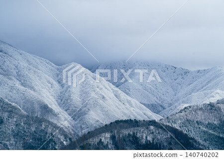 白雪皚皚的山景 b-2 冷色調 白雪皚皚的山景 b-2 冷色調 140740202