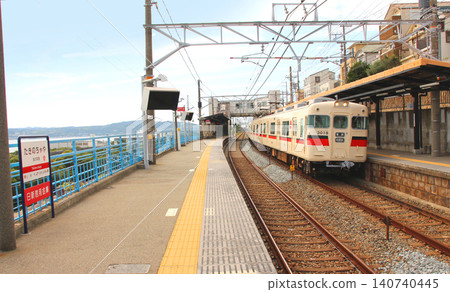 山陽電鐵瀧之茶屋站沿著海邊行駛 山陽電鐵瀧之茶屋站沿著海邊行駛 140740445