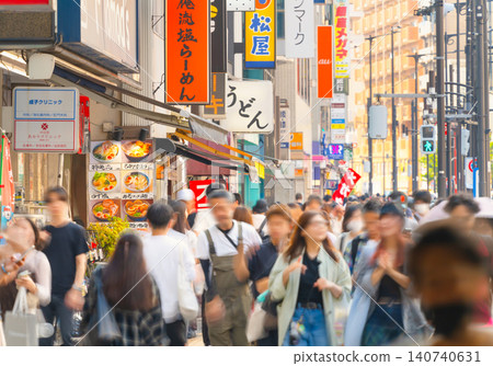 東京東急東橫線中目黑站前熱鬧的街景。 東京東急東橫線中目黑站前熱鬧的街景。 140740631