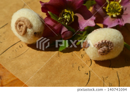 一束紫色和奶油色的聖誕玫瑰和一個毛氈綿羊。 140741094