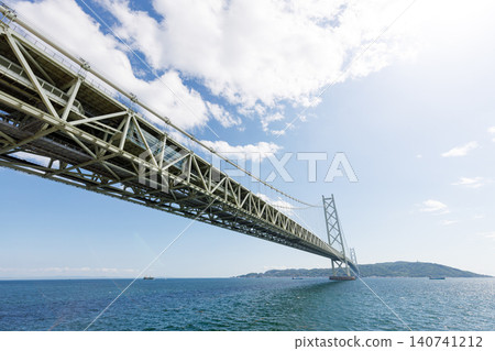 初夏晴朗的藍天下，明石海峽大橋盡收眼底。 140741212
