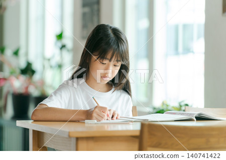 學習在客廳的小學女孩 140741422