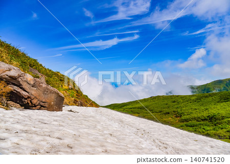 晴朗的夏日：鳥海山和西之河原附近，一片廣闊無垠、無人居住的雪原綿延開來。 140741520