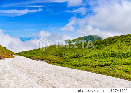 晴朗的夏日:鳥海山和西之河原附近,一片廣闊無垠、無人居住的雪原綿延開來。 晴朗的夏日:鳥海山和西之河原附近,一片廣闊無垠、無人居住的雪原綿延開來。 140741521