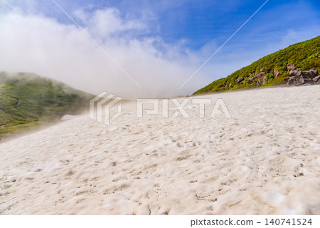 晴朗的夏日:鳥海山和西之河原附近,一片廣闊無垠、無人居住的雪原綿延開來。 晴朗的夏日:鳥海山和西之河原附近,一片廣闊無垠、無人居住的雪原綿延開來。 140741524