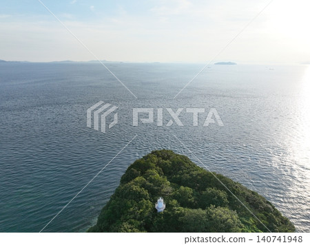 從空中俯瞰梶取岬的海岸風光和俯瞰瀨戶內海的燈塔。 從空中俯瞰梶取岬的海岸風光和俯瞰瀨戶內海的燈塔。 140741948