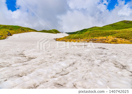A clear summer day: A vast expanse of snow-covered plains stretching out near Mount Chokai and Sai-no-Kawara. A clear summer day: A vast expanse of snow-covered plains stretching out near Mount Chokai and Sai-no-Kawara. 140742025