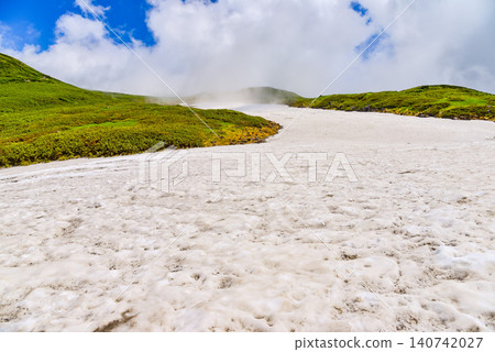 A clear summer day: A vast expanse of snow-covered plains stretching out near Mount Chokai and Sai-no-Kawara. A clear summer day: A vast expanse of snow-covered plains stretching out near Mount Chokai and Sai-no-Kawara. 140742027