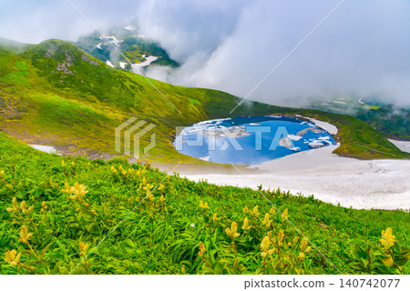 在晴朗的夏日,鳥海山上神祕的火山口湖鳥海湖被皚皚白雪覆蓋,倒映著夏日的天空,美不勝收。 在晴朗的夏日,鳥海山上神祕的火山口湖鳥海湖被皚皚白雪覆蓋,倒映著夏日的天空,美不勝收。 140742077