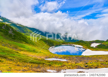 在晴朗的夏日,鳥海山上神祕的火山口湖鳥海湖被皚皚白雪覆蓋,倒映著夏日的天空,美不勝收。 在晴朗的夏日,鳥海山上神祕的火山口湖鳥海湖被皚皚白雪覆蓋,倒映著夏日的天空,美不勝收。 140742090