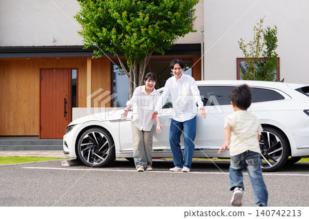 一家三口開車外出 140742213