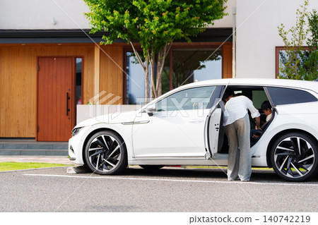 一家三口開車外出 140742219