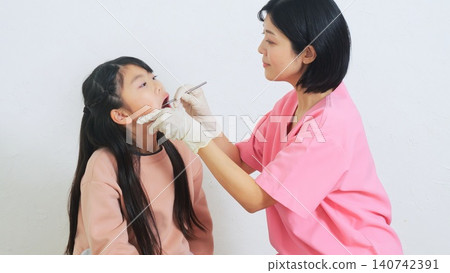 牙醫小學學生牙齒研究圖片 140742391